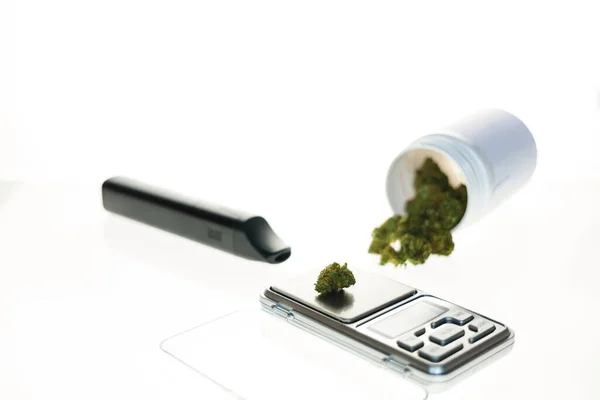 Cannabis Flos Ιατρική Μαριχουάνα Λευκό Δοχείο Δίπλα Στην Κλίμακα Ακριβείας — Φωτογραφία Αρχείου