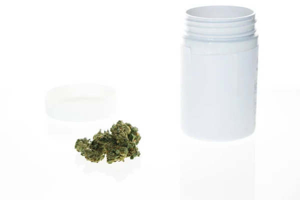 Cannabis Flos Marihuana Medicinal Junto Contenedor Sobre Fondo Blanco — Foto de Stock