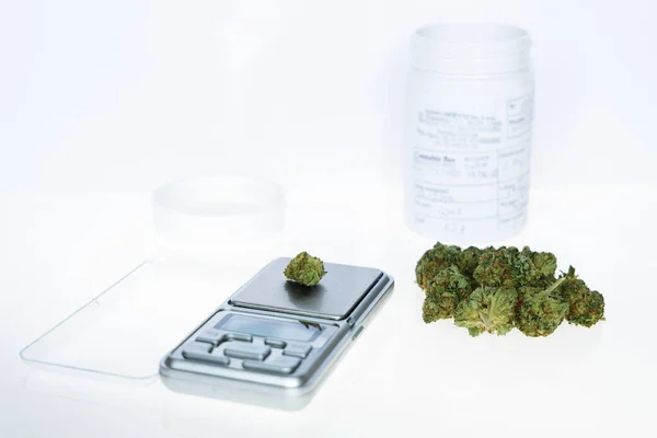 Cannabis Flos Pila Marihuana Medicinal Junto Escala Precisión Contenedor Blanco —  Fotos de Stock