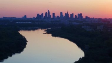 Gün batımında Varşova şehir merkezi Vistula nehrinin hava görüntüleri.