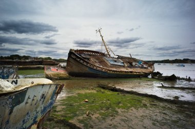 Pin Mill, Suffolk 'taki yelkenli mavnası ve tekne mezarlığı.