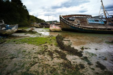 Pin Mill, Suffolk 'taki yelkenli mavnası ve tekne mezarlığı.