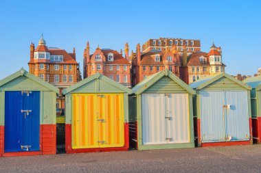 Hove ve Brighton 'daki sahil kulübeleri, deniz önü. 