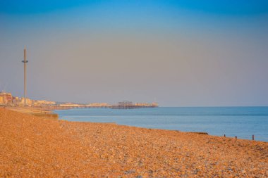 İngiltere, Brighton, 14.03.2023: Günbatımında Brighton ve Hove Sahil Önü