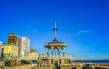 Brghton & Hove, İngiltere, 29 / 12 / 2019: Brighton Beach Bandstand. Brighton & Hove 'un tarihi sahil bandosu 2009 yazında yeniden açıldı