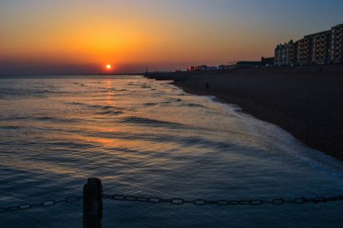 Gün batımlı Brighton ve Hove limanları 