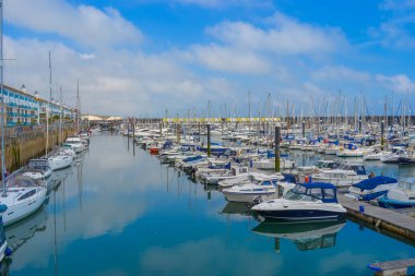 İngiltere, Brighton, 28 / 06 / 2020: Brighton Marina, rıhtımda yelkenlilerin demirlediği yoğun yat limanında merkez konumunda.