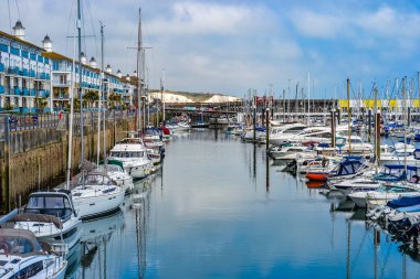 İngiltere, Brighton, 28 / 06 / 2020: Brighton Marina, rıhtımda yelkenlilerin demirlediği yoğun yat limanında merkez konumunda.