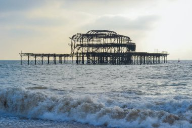 Birleşik Krallık, Brighton, 08.01.2023: Fırtına ve günbatımı sırasında Brighton İskelesi 'ni yaktı