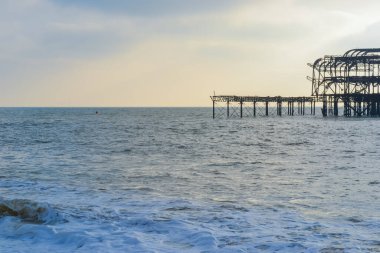 Birleşik Krallık, Brighton, 08.01.2023: Fırtına ve günbatımı sırasında Brighton İskelesi 'ni yaktı