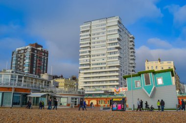 Denize bakan gökdelenleri olan Brighton kıyıları