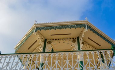 Brghton & Hove, İngiltere, 29 / 12 / 2019: Brighton Beach Bandstand. Brighton & Hove 'un tarihi sahil bandosu 2009 yazında yeniden açıldı