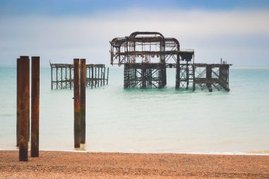 Birleşik Krallık, Brighton, 08.01.2023: Fırtına ve günbatımı sırasında Brighton İskelesi 'ni yaktı