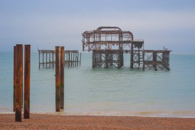 Birleşik Krallık, Brighton, 08.01.2023: Fırtına ve günbatımı sırasında Brighton İskelesi 'ni yaktı