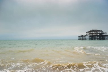 Birleşik Krallık, Brighton, 08.01.2023: Fırtına ve günbatımı sırasında Brighton İskelesi 'ni yaktı