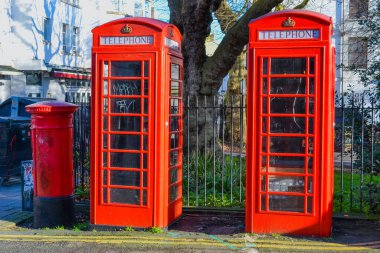 İngiltere, Brighton, 17 / 1 / 2020: Brighton kırmızı telefon kulübesi ve posta kutusu. 