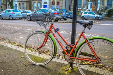 Hove, UK, 08 / 12 / 2019: Sokaktaki parlak bisiklet. Kış başları.