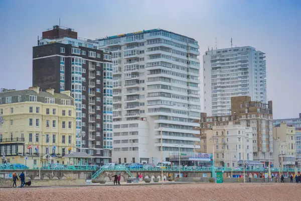 Denize bakan gökdelenleri olan Brighton kıyıları