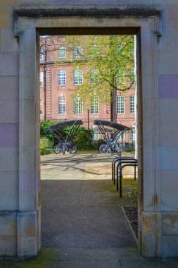 Birleşik Krallık, Cambridge, 29.03.2024: Bir gölgelik altında bisiklet park etmek