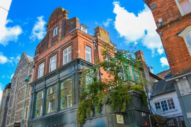 İngiltere, Cambridge, 29.03.2024: Cambridge sokakları turistlerle dolu güneşli bir günde