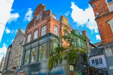İngiltere, Cambridge, 29.03.2024: Cambridge sokakları turistlerle dolu güneşli bir günde