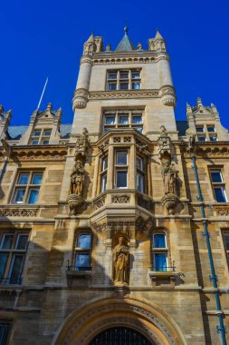 Birleşik Krallık, Cambridge, 29.03.2024: Aşağıdan Gonville ve Caius Koleji binasının cephesine bakınız