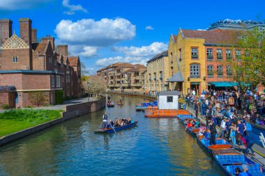 UK, Cambridge, 29.03.2024: Cam Nehri üzerinde gezinti