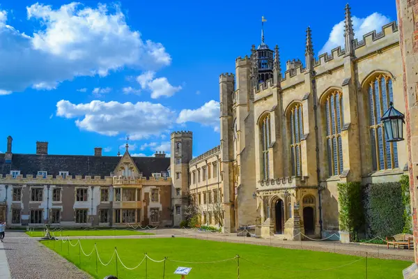 Birleşik Krallık, Cambridge, 29.03.2024: St John 's College Kilisesi' nin iç perdesinin görüntüsü