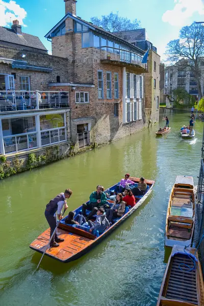 UK, Cambridge, 29.03.2024: Cam Nehri üzerinde gezinti