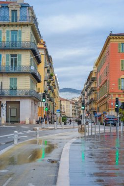 Nice, Fransa, 13.02.2024 Nice 'teki eski kasabanın mimarisi. Fransız motifli küçük bir İtalyan tarzı. Renkli evler ve dar sokaklar.