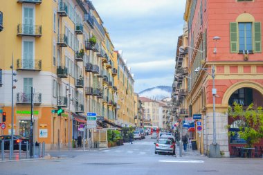 Nice, Fransa, 13.02.2024 Nice 'teki eski kasabanın mimarisi. Fransız motifli küçük bir İtalyan tarzı. Renkli evler ve dar sokaklar.