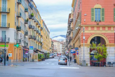 Nice, Fransa, 13.02.2024 Nice 'teki eski kasabanın mimarisi. Fransız motifli küçük bir İtalyan tarzı. Renkli evler ve dar sokaklar.