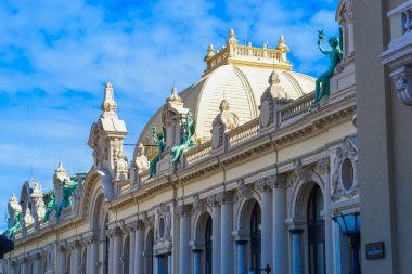 Monako Prensliği, Monako, 13.2.2024: Opra de Monte-Carlo 'nun ünlü kumarhanesinin yanındaki muhteşem cephe