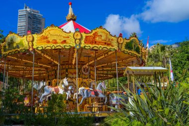 Monako Prensliği, Monako, 13.2.2024: Parktaki çocuklar için parlak atlıkarınca