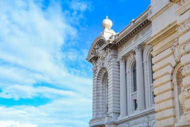 Okyanus Müzesi ve mavi gökyüzüne karşı yüzünün küçük bir kısmı