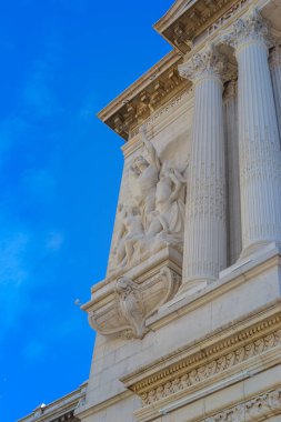 Okyanus Müzesi ve mavi gökyüzüne karşı yüzünün küçük bir kısmı