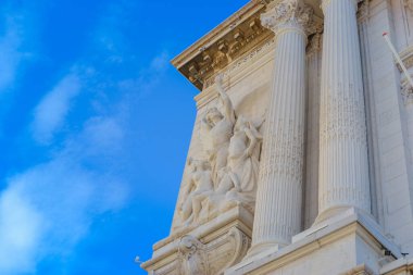 Okyanus Müzesi ve mavi gökyüzüne karşı yüzünün küçük bir kısmı