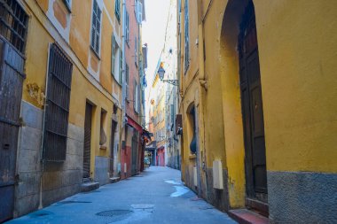 Nice, Fransa, 13.02.2024 Nice 'teki eski kasabanın mimarisi. Fransız motifli küçük bir İtalyan tarzı. Renkli evler ve dar sokaklar.