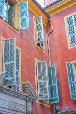 Nice, Fransa, 13.02.2024 Nice 'teki eski kasabanın mimarisi. Fransız motifli küçük bir İtalyan tarzı. Renkli evler ve dar sokaklar.