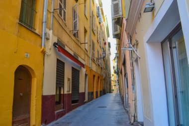 Nice, Fransa, 13.02.2024 Nice 'teki eski kasabanın mimarisi. Fransız motifli küçük bir İtalyan tarzı. Renkli evler ve dar sokaklar.