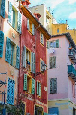 Nice, Fransa, 13.02.2024 Nice 'teki eski kasabanın mimarisi. Fransız motifli küçük bir İtalyan tarzı. Renkli evler ve dar sokaklar.