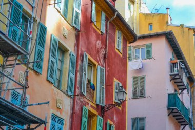 Nice, Fransa, 13.02.2024 Nice 'teki eski kasabanın mimarisi. Fransız motifli küçük bir İtalyan tarzı. Renkli evler ve dar sokaklar.