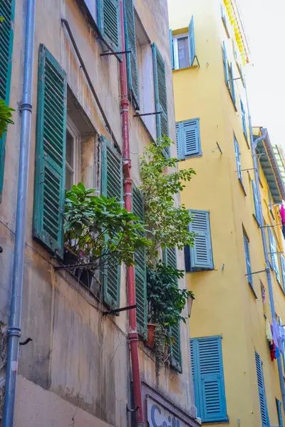 Nice, Fransa, 13.02.2024 Nice 'teki eski kasabanın mimarisi. Fransız motifli küçük bir İtalyan tarzı. Renkli evler ve dar sokaklar.