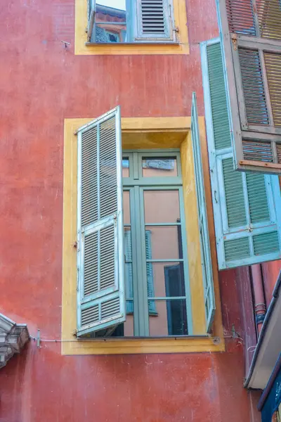 Nice, Fransa, 13.02.2024 Nice 'teki eski kasabanın mimarisi. Fransız motifli küçük bir İtalyan tarzı. Renkli evler ve dar sokaklar.