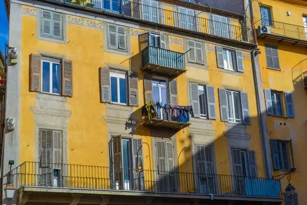 Nice, Fransa, 13.02.2024 Nice 'teki eski kasabanın mimarisi. Fransız motifli küçük bir İtalyan tarzı. Renkli evler ve dar sokaklar.