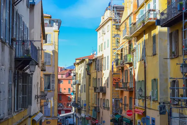 Nice, Fransa, 13.02.2024 Nice 'teki eski kasabanın mimarisi. Fransız motifli küçük bir İtalyan tarzı. Renkli evler ve dar sokaklar.