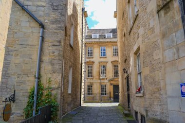 İngiltere, Bath, 26.05.2024: Bath 'ın ikonik mimarisi, yerel, altın renkli, Bath Stone' dan evler.