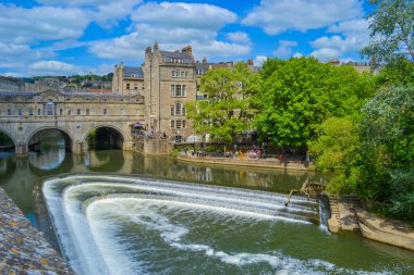İngiltere, Bath, 26.05.2024: Pulteney Weir ve Pulteney köprüsünün manzarası, Avrupa 'da üzerinde binalar bulunan 4 köprüden oluşan bir ohn