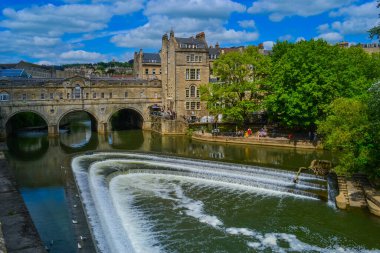 İngiltere, Bath, 26.05.2024: Pulteney Weir ve Pulteney köprüsünün manzarası, Avrupa 'da üzerinde binalar bulunan 4 köprüden oluşan bir ohn