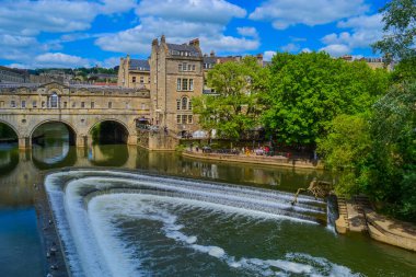İngiltere, Bath, 26.05.2024: Pulteney Weir ve Pulteney köprüsünün manzarası, Avrupa 'da üzerinde binalar bulunan 4 köprüden oluşan bir ohn